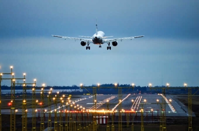 Студент из Канады использует самолет для посещения заняти