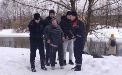 В Подмосковье рыбак удочкой пытался спасти провалившуюся под лёд женщину